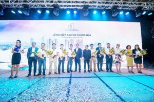 Hội đồng quản trị và các khách mời nhận hoa trên sân khấu.