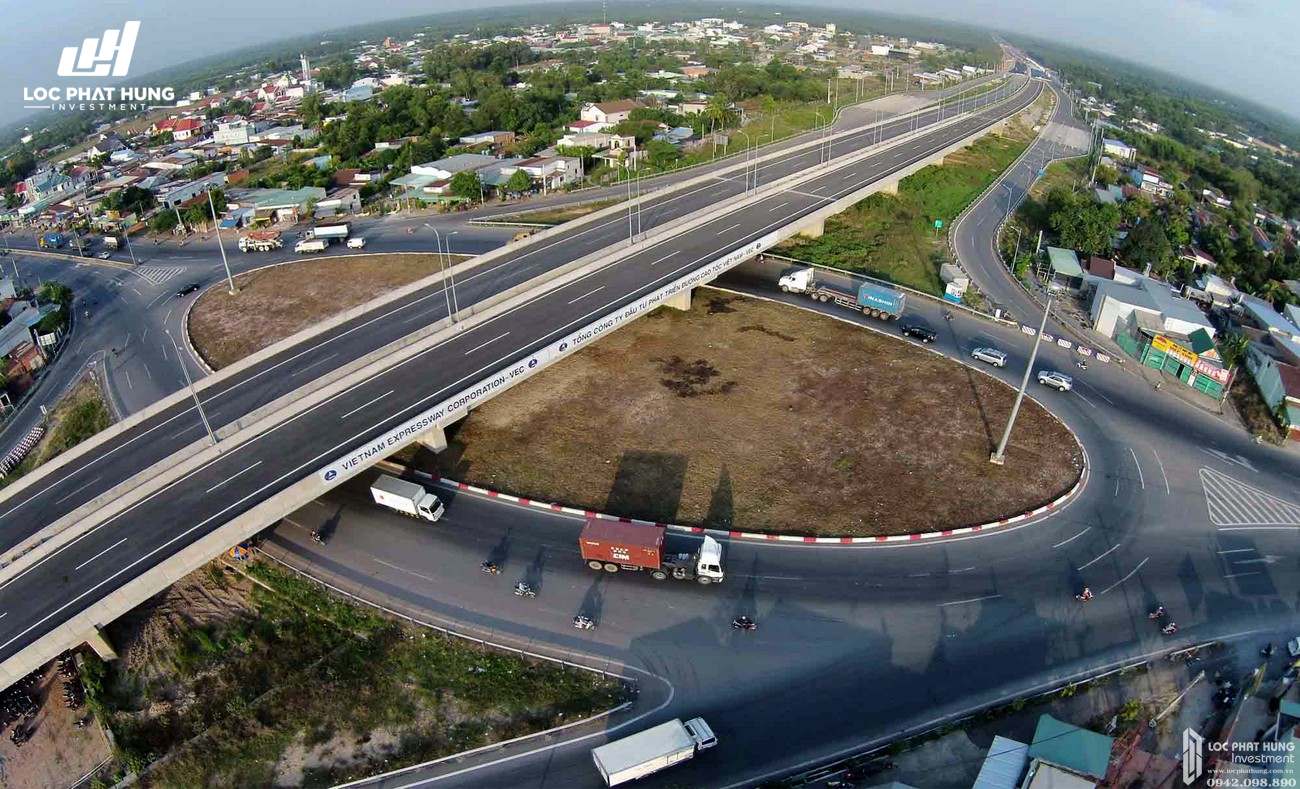 Đường cao tốc TP.HCM - Long Thành - Dầu Giây đưa vào vận hành đã phần nào đáp ứng nhu cầu vận tải, phục vụ phát triển kinh tế - xã hội