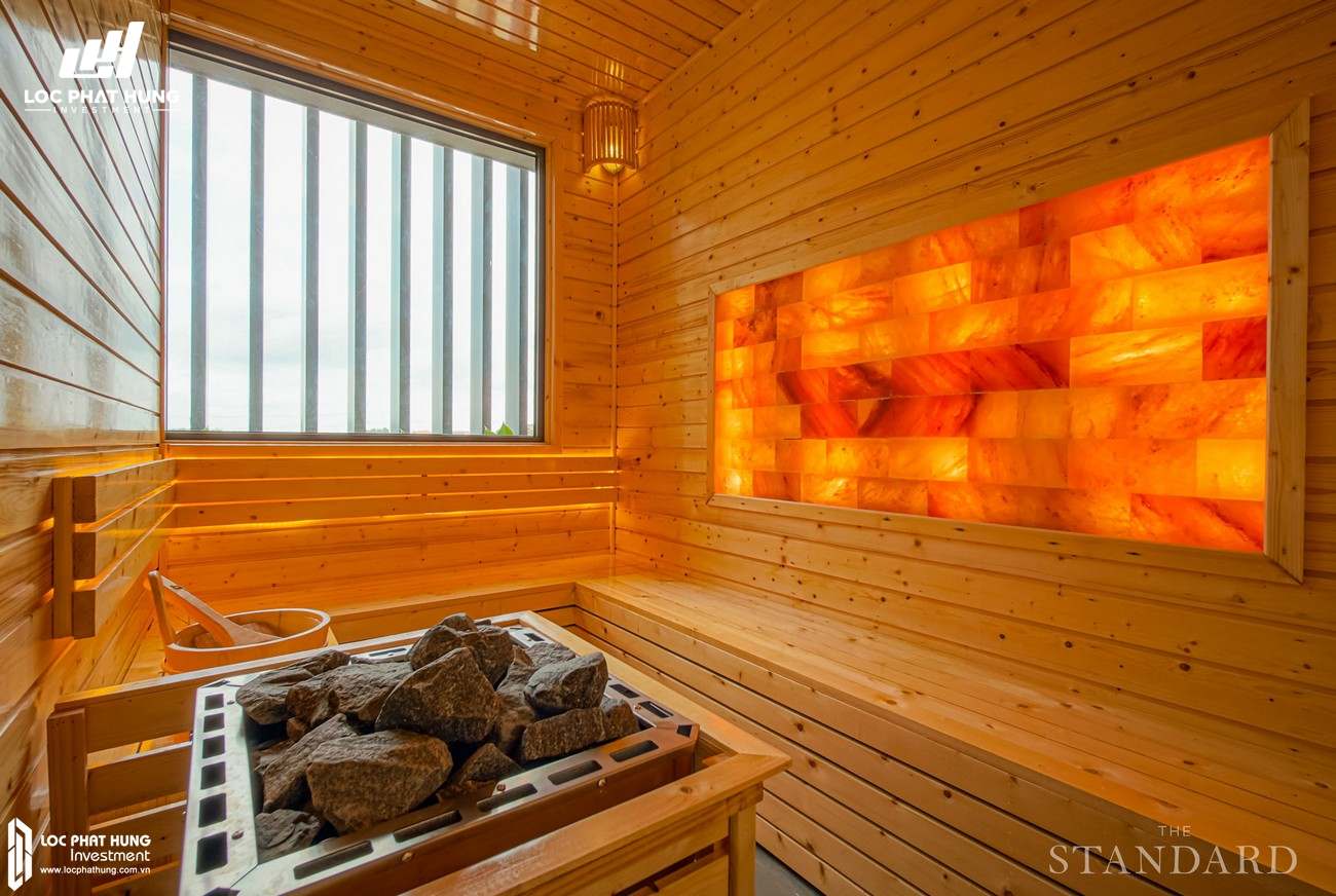 Tiện ích phòng xông hơi sauna của dự án Nhà Phố The Standard sẽ mang lại cho bạn cảm giác thư giãn và yên tĩnh trong không gian sống hiện đại. Với thiết kế sang trọng và tiện nghi, phòng xông hơi sauna là một điểm nhấn quan trọng trong khuôn viên của căn hộ.