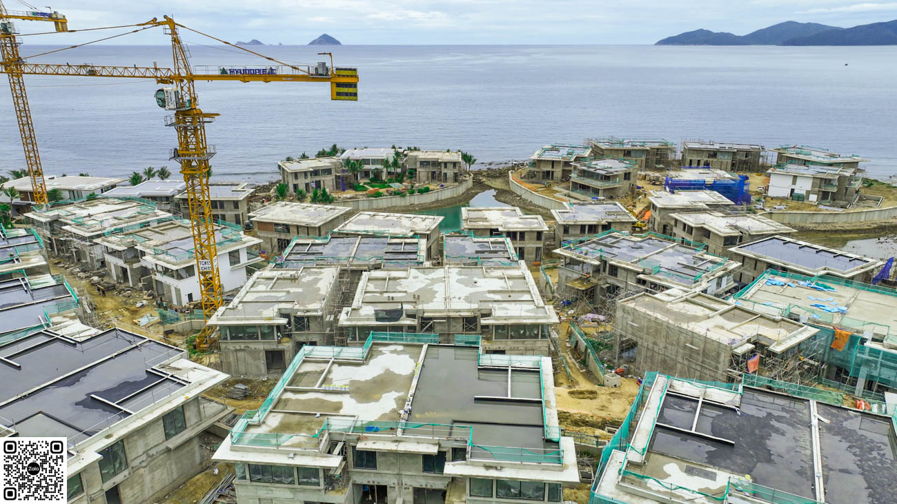 Hình ảnh thực tế các công nhân đang thi công khu biệt thự biển tháng 08/2022.