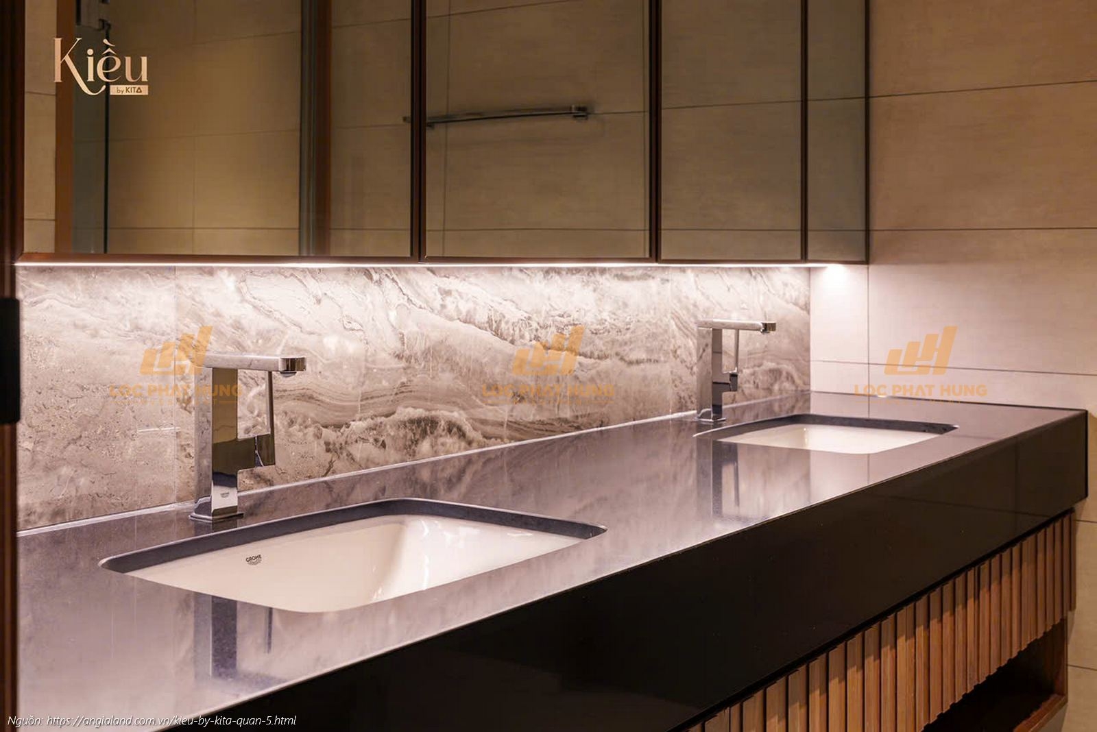 Tủ gương phòng tắm tích hợp đèn LED hiện đại và tiện nghi, bàn giao tại căn hộ Kiều By Kita