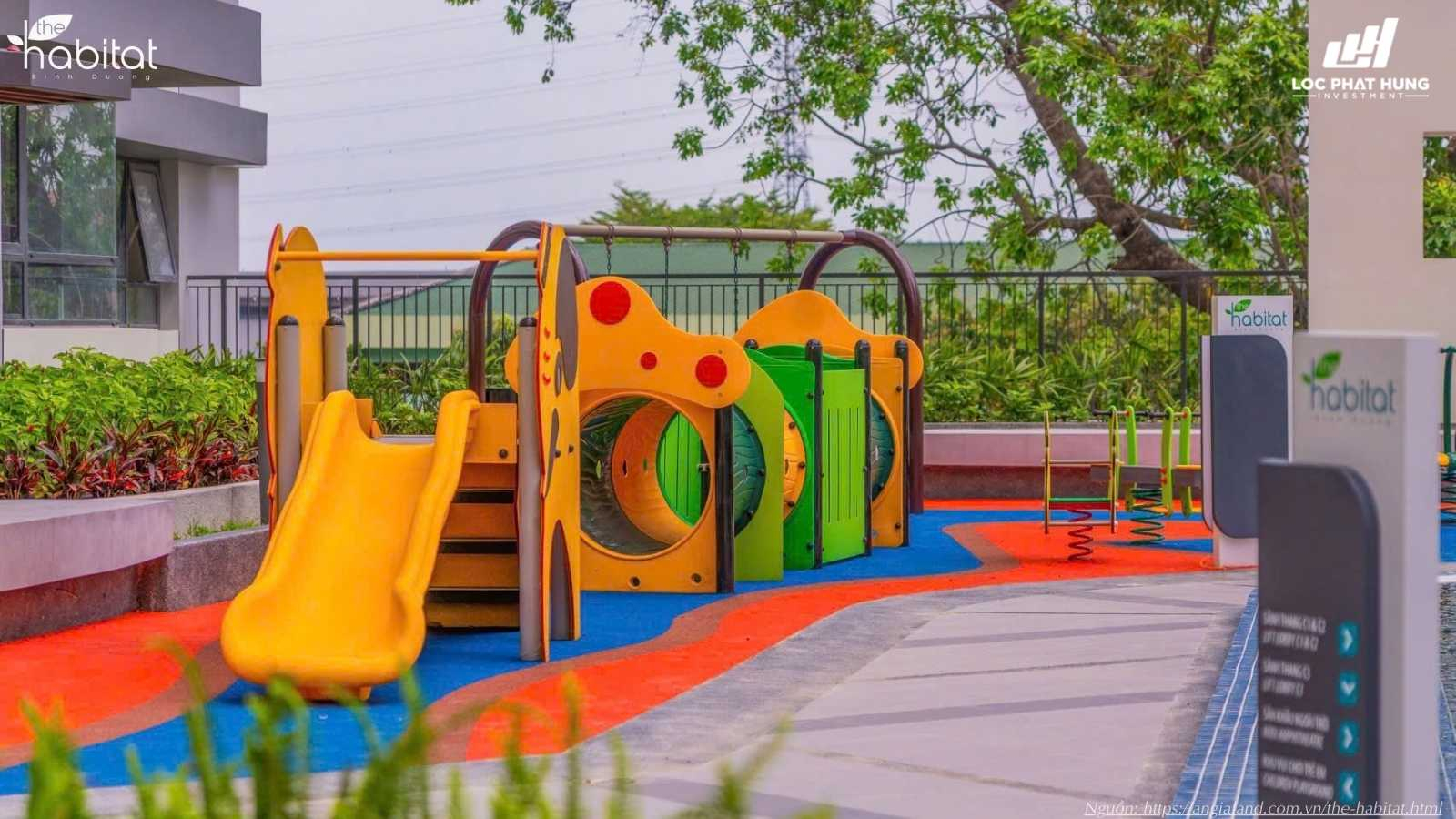 Khu vui chơi trẻ em ngoài trời với máng trượt và thiết bị vận động tại tầng 3 dự án The Habitat Bình Dương