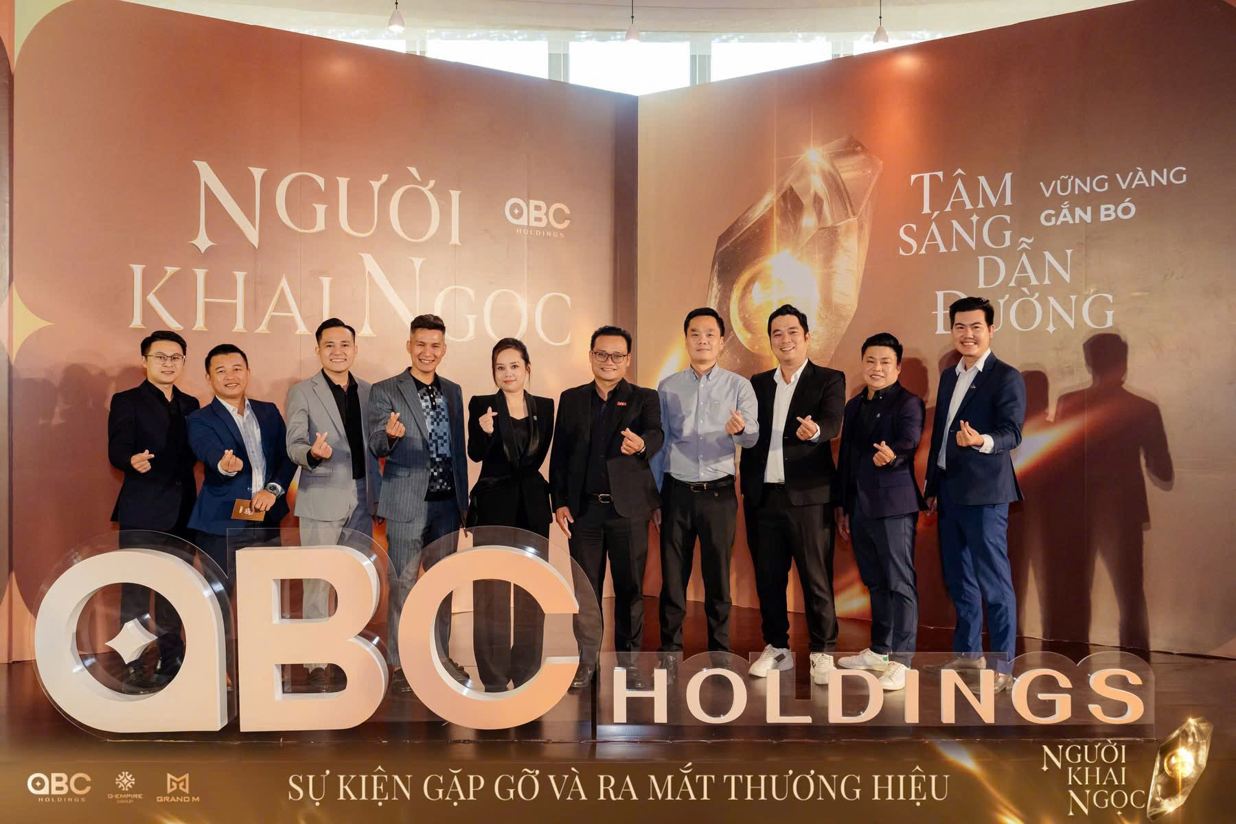 Nguyễn Lộc Nghĩa (thứ 2 từ trái sang) và chủ đầu tư OBC Holdings Nguyenlocnghia Obcholdings