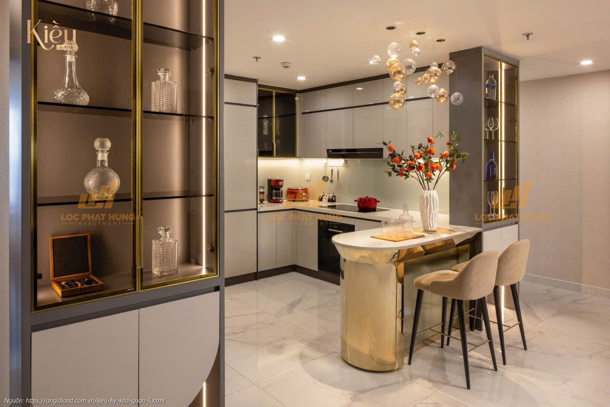 Không gian bếp và bàn ăn tại nhà mẫu căn hộ 23-02 (3PN 2WC, 155m2) dự án Kiều By Kita.