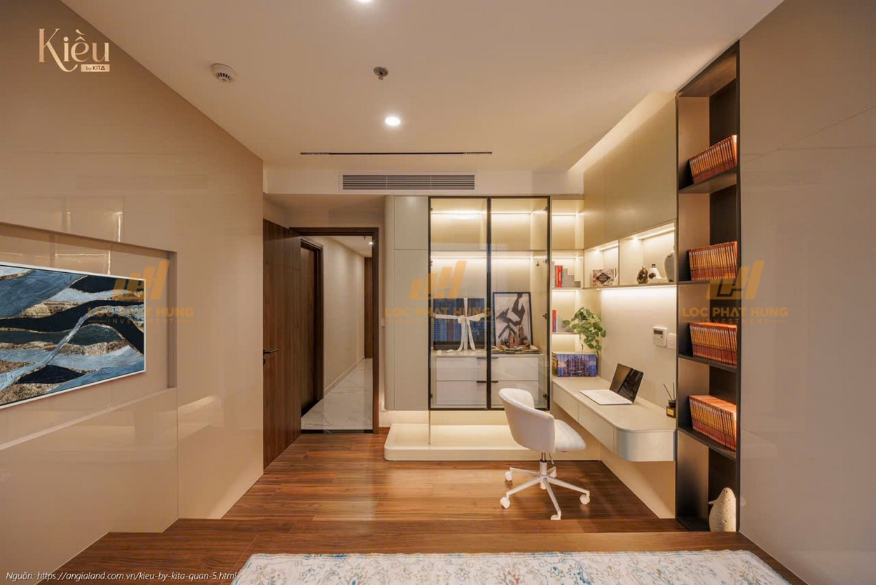 Không gian phòng ngủ master rộng rãi tại nhà mẫu căn hộ 23-02 (3PN 2WC, 155m2) dự án Kiều By Kita.