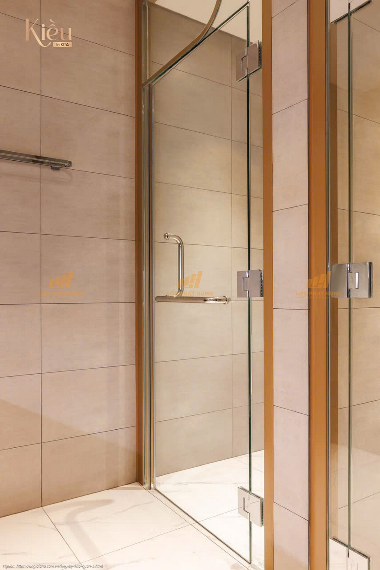 Vách tắm kính cường lực trong phòng tắm căn hộ Kiều By Kita, giúp không gian luôn khô ráo, sạch sẽ