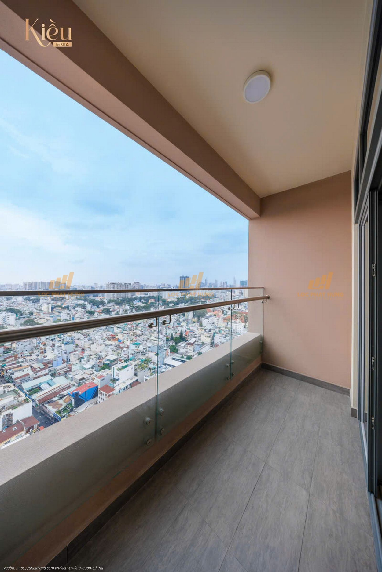 Lan can kính cường lực tại ban công căn hộ Kiều By Kita, tối ưu tầm nhìn, đảm bảo an toàn