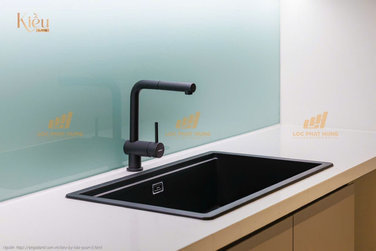 Chậu rửa chén bằng thép không gỉ, thiết kế hiện đại tại căn hộ Kiều By Kita Quận 5