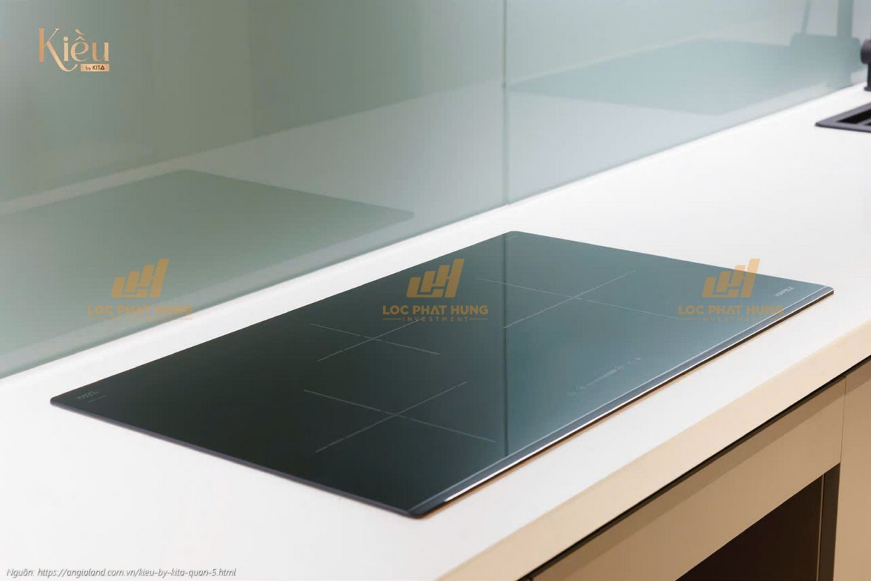 Bếp từ âm sang trọng, an toàn được bàn giao tại căn hộ Kiều By Kita Quận 5