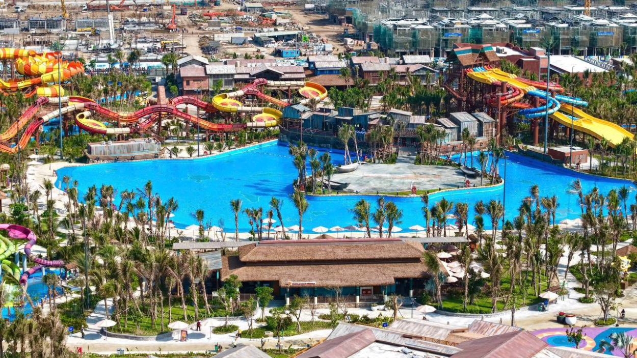 Hoạt động thi công tấp nập tại công trường Blanca